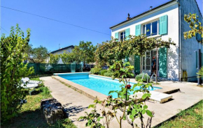 Beautiful home in Piolenc with Outdoor swimming pool, Outdoor swimming pool and 3 Bedrooms